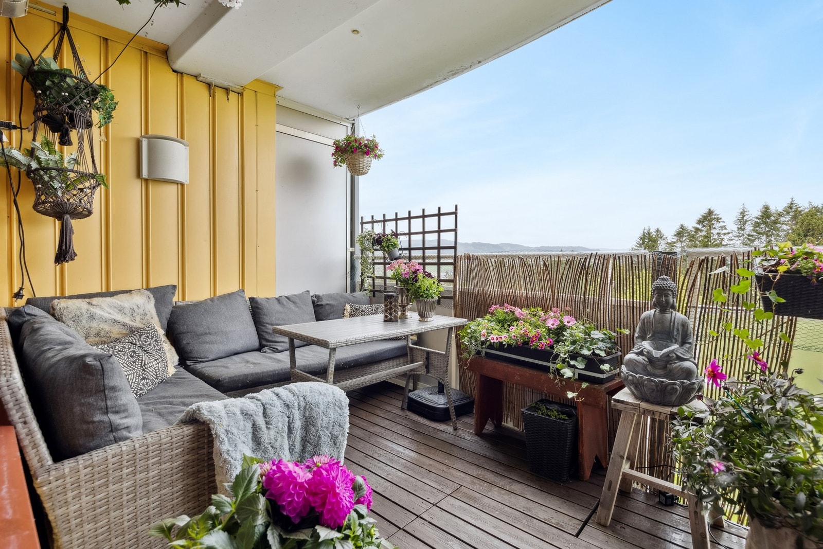 Sørvendt balkong på ca. 8 kvm. med lang solgang og gode møbleringsmuligheter. Galleribilde