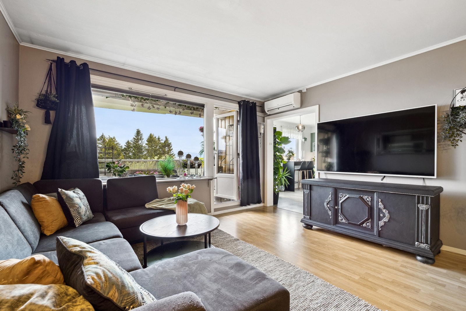 Leiligheten ligger usjenert til og har gode utsiktsforhold. Galleribilde