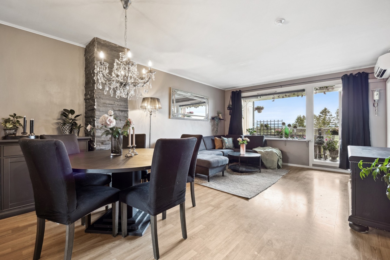 Store vindusflater slipper inn rikelig med dagslys og forsterker følelsen av luftighet og romfølelse. Galleribilde