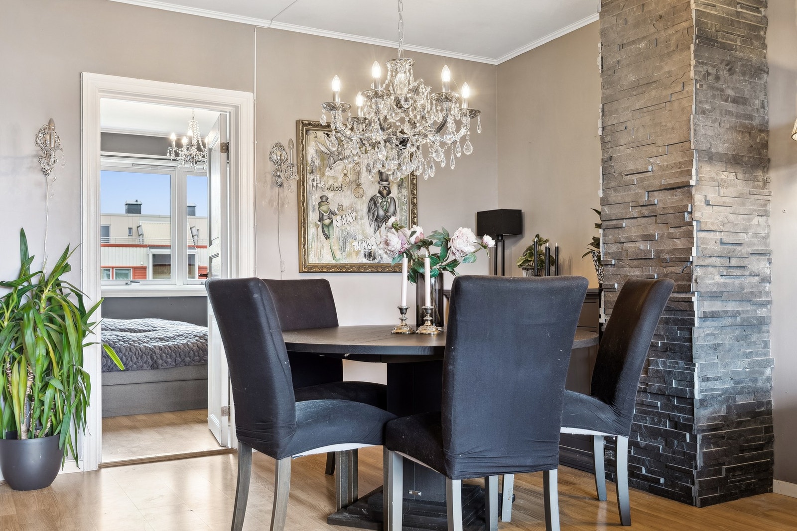 Veggene i lyse nyanser gir et stilrent uttrykk og danner en nøytral base som enkelt kan tilpasses din personlige stil. Galleribilde