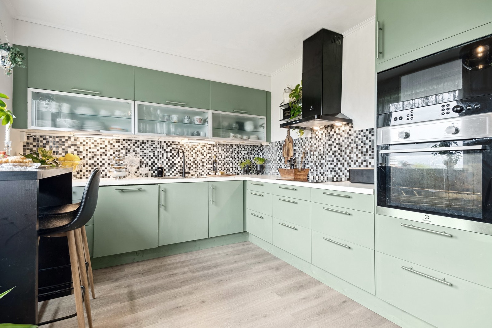 Et innbydende kjøkken som kombinerer funksjonalitet med estetikk - perfekt for både hverdag og selskap! Galleribilde