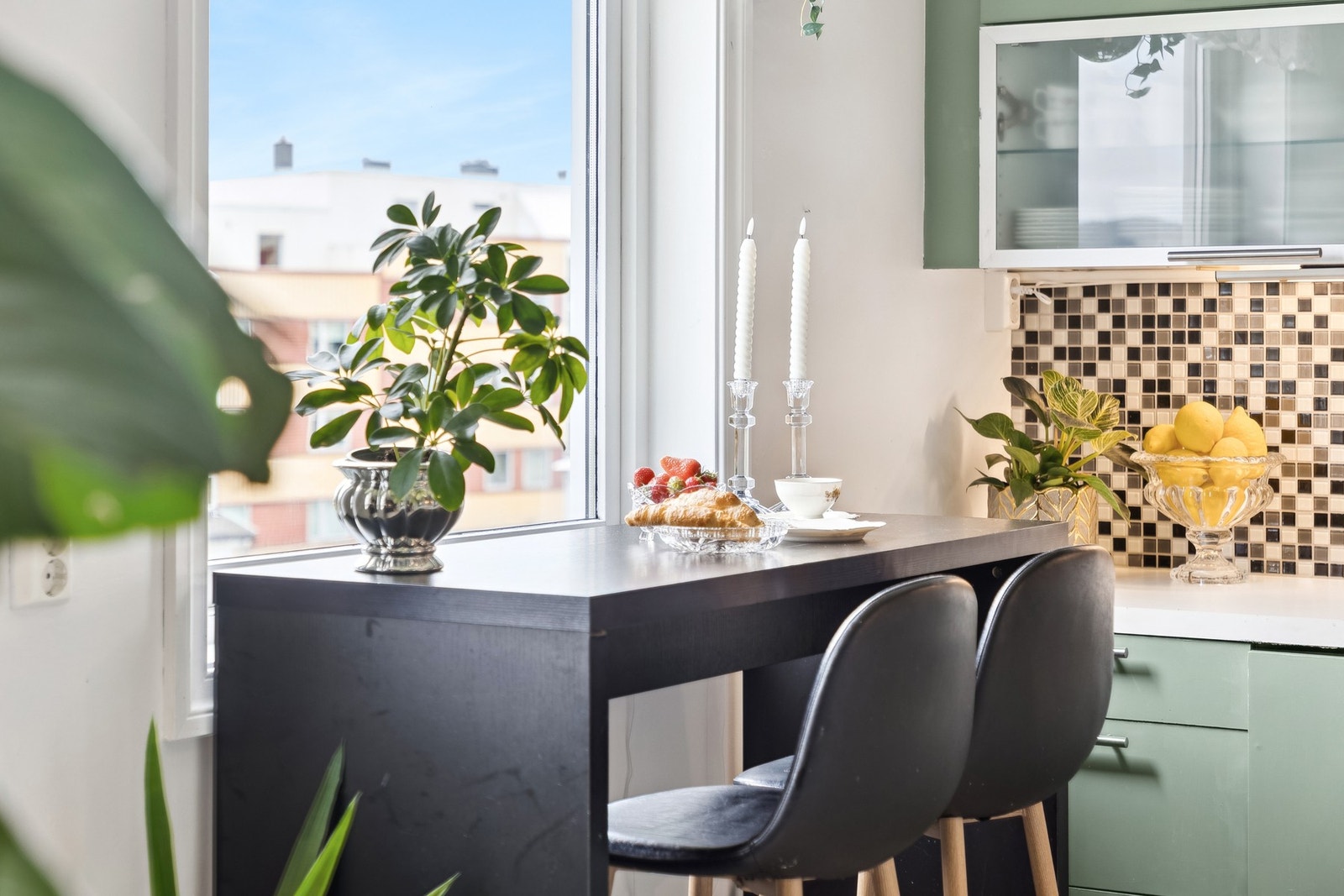 Godt lys inn og god utsikt fra spisebordet. Galleribilde