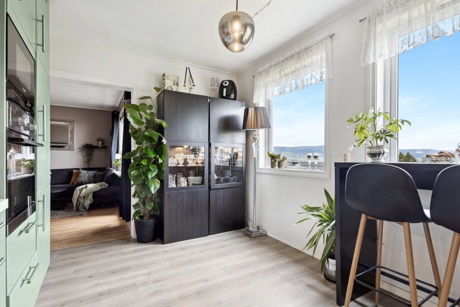 Det er lagt nytt gulv på kjøkkenet, utført av Unitek. I tillegg er det montert en ny varmtvannsbereder på 110 liter (2023), praktisk plassert under kjøkkenbenken. Galleribilde