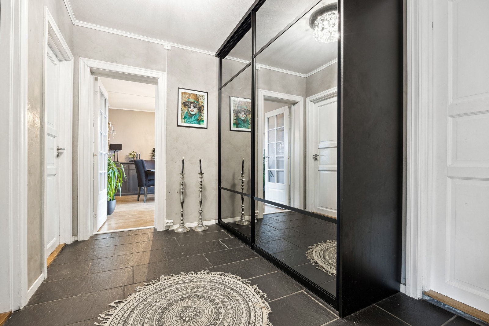 Romslig entré på 7 kvm med god oppbevaringsplass - praktisk skyvedørsgarderobe med speilfronter gir både stil og funksjonalitet. Galleribilde