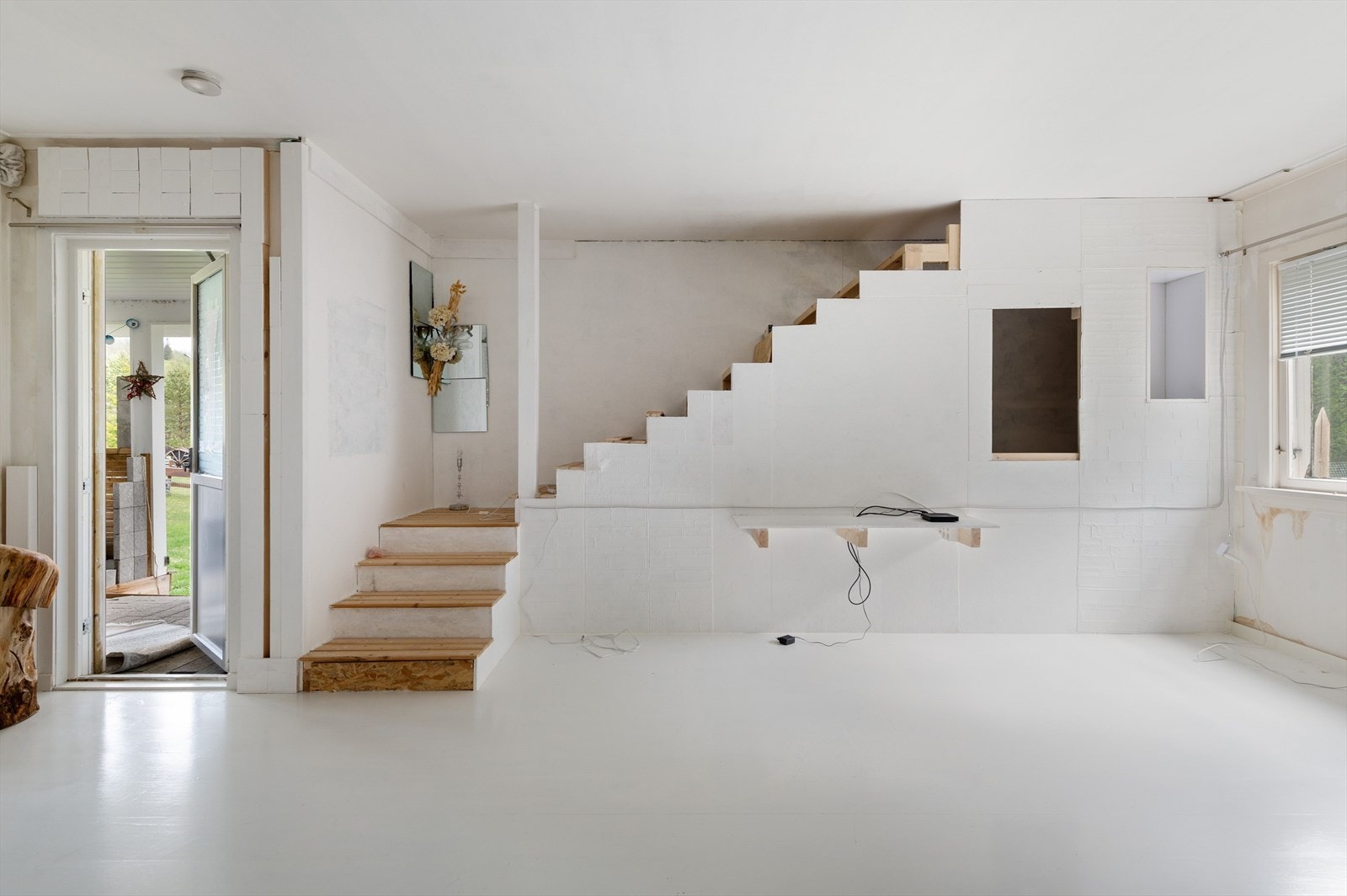 Fra stuen er det utgang til overbygget terrasse. Galleribilde