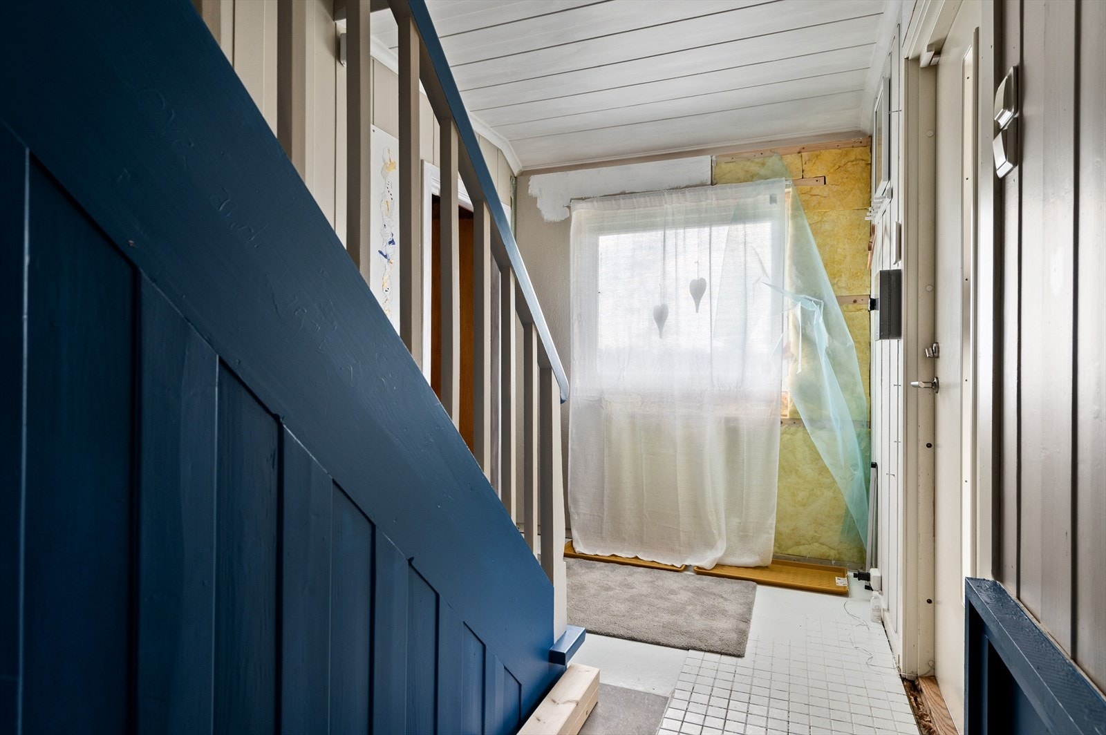 Gang/entré med trapp til 2.etasje. Galleribilde