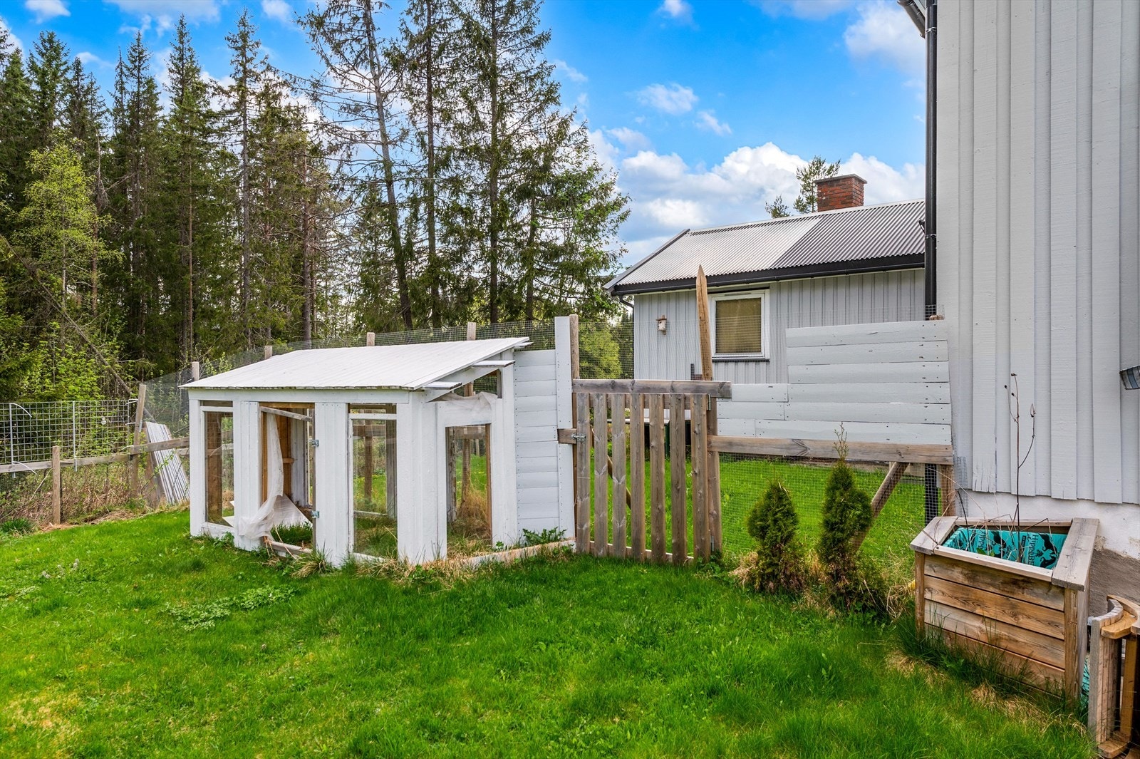 Hage er dels inngjerdet og med port. Galleribilde