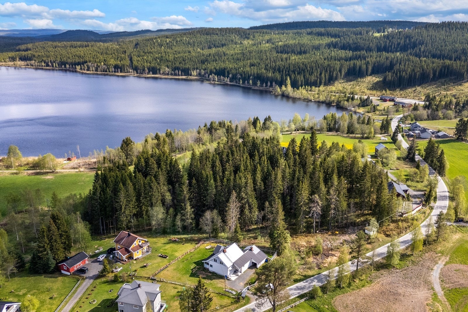 Landlig beliggende eiendom med kort vei til landåsvatnet og rekreasjonsmuligheter i marka. Galleribilde