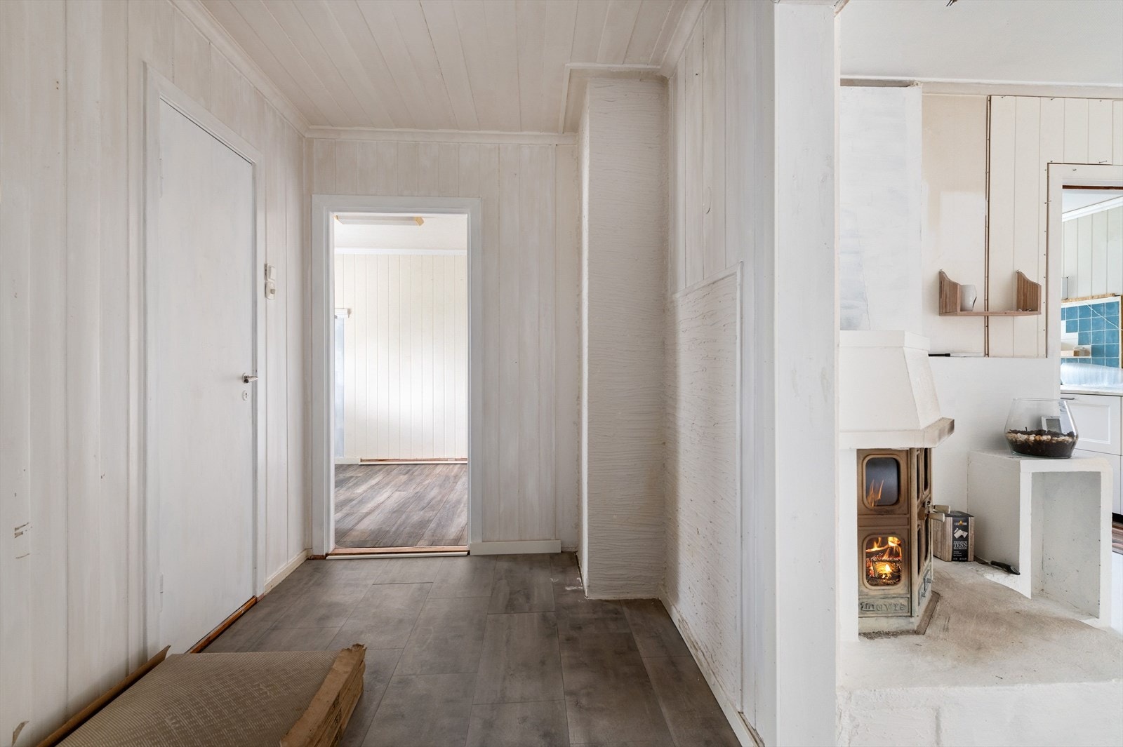 Mellomgang og adkomst til stue, kjøkken og andre rom. Galleribilde