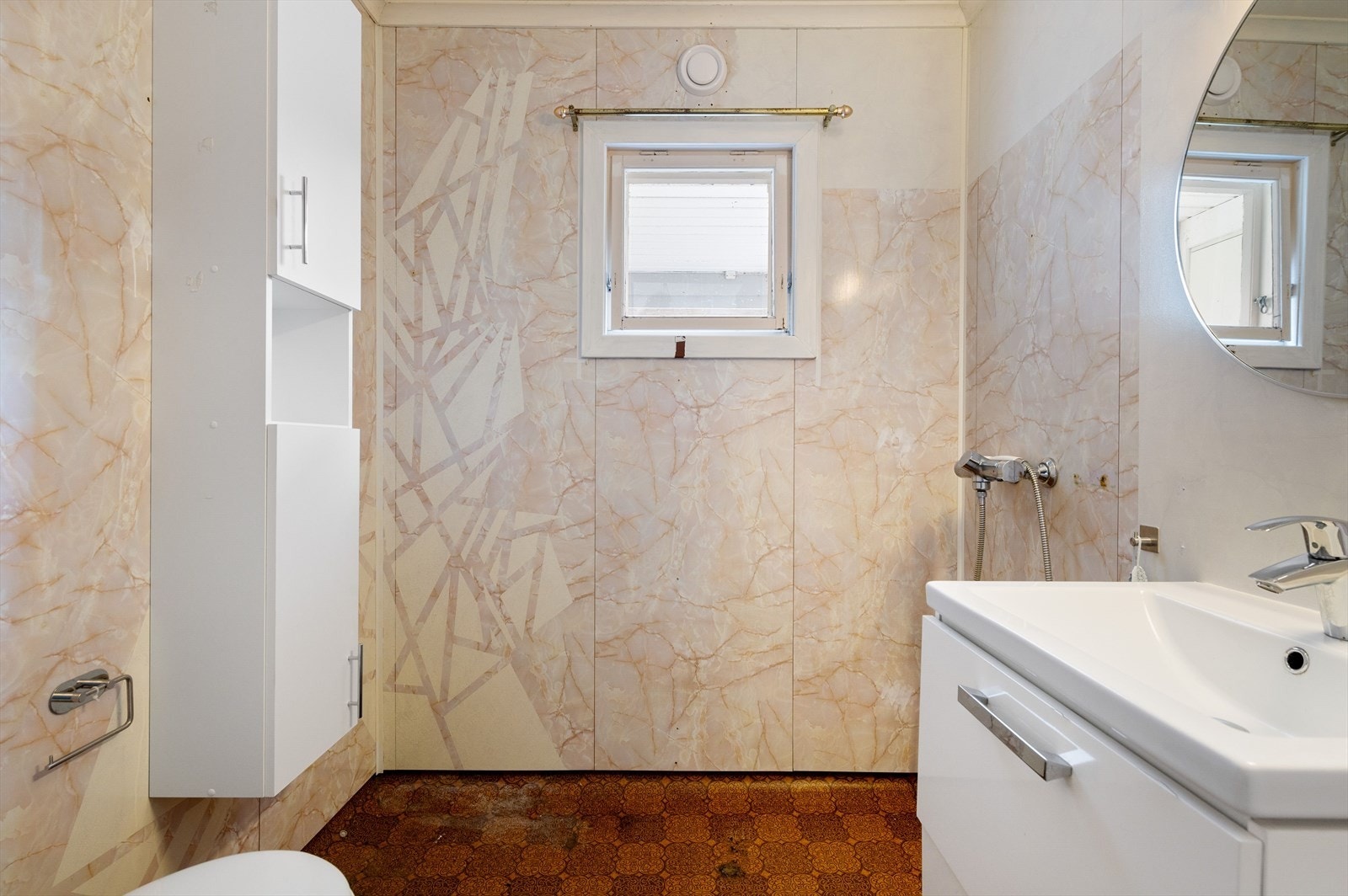 Bad i 1.etasje av eldre dato. Nyere lys innredning med servant, underskap og tilhørende høyskap. Galleribilde