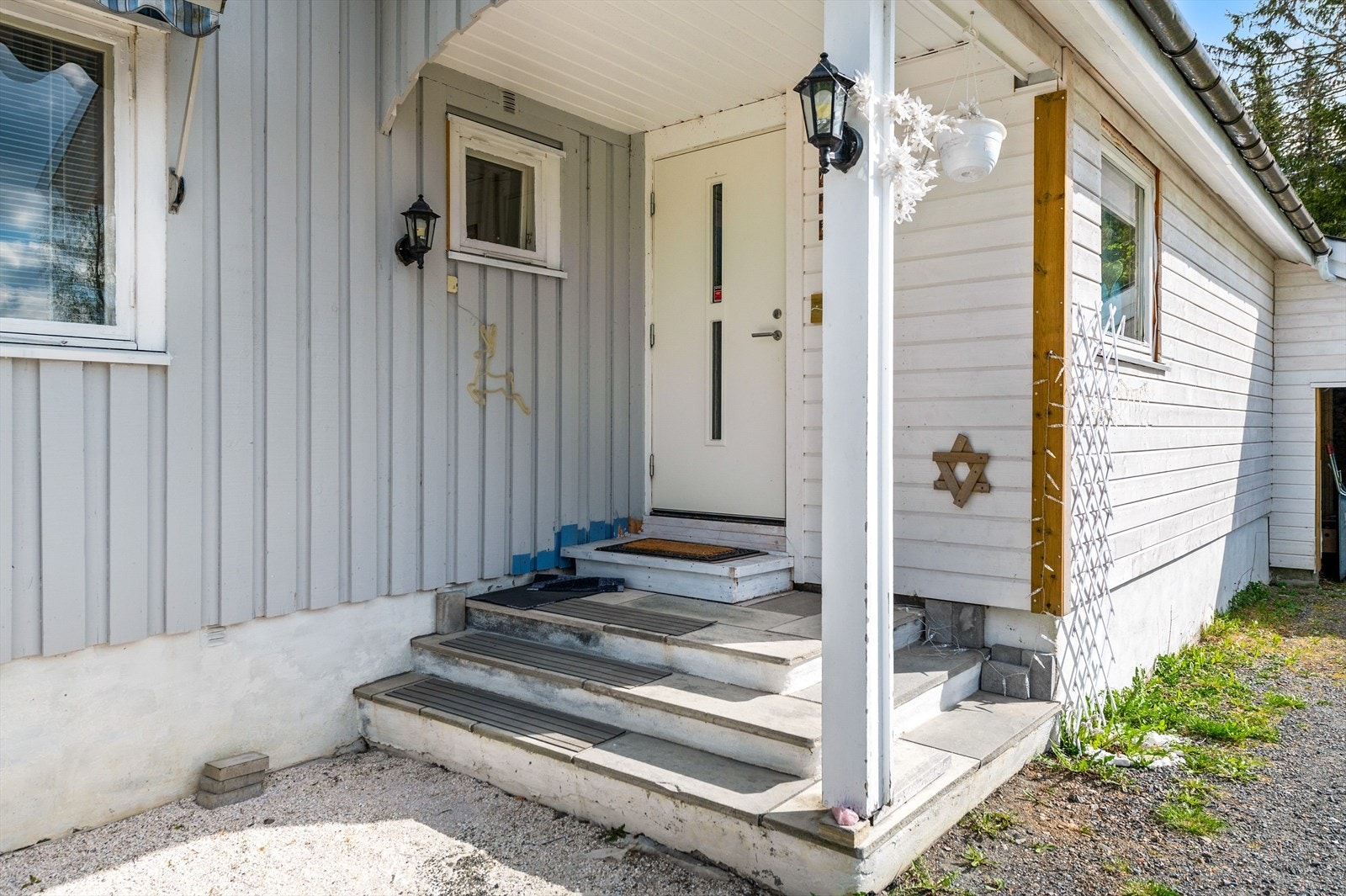 Overbygget inngangsparti med murt trapp belagt med skiferstein. Galleribilde