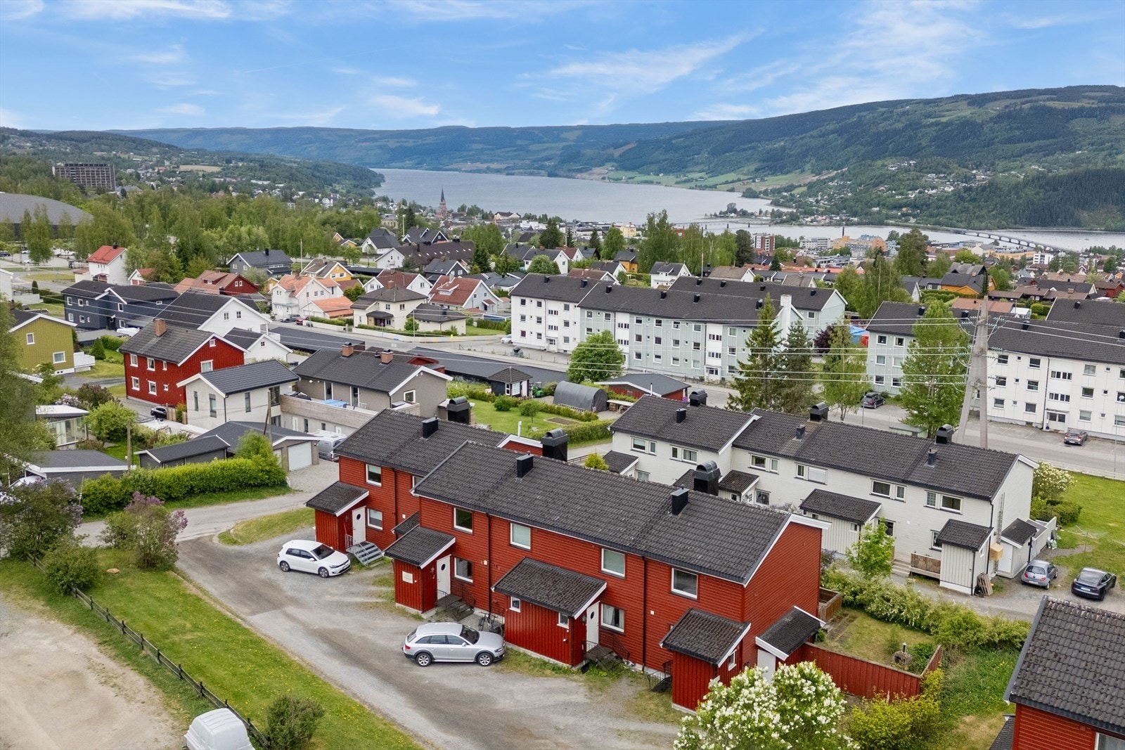 Rolig og etablert boområde med nærhet til NTG, flotte skiløyper, skoler, barnehager, butikker og kollektiv transport. Galleribilde