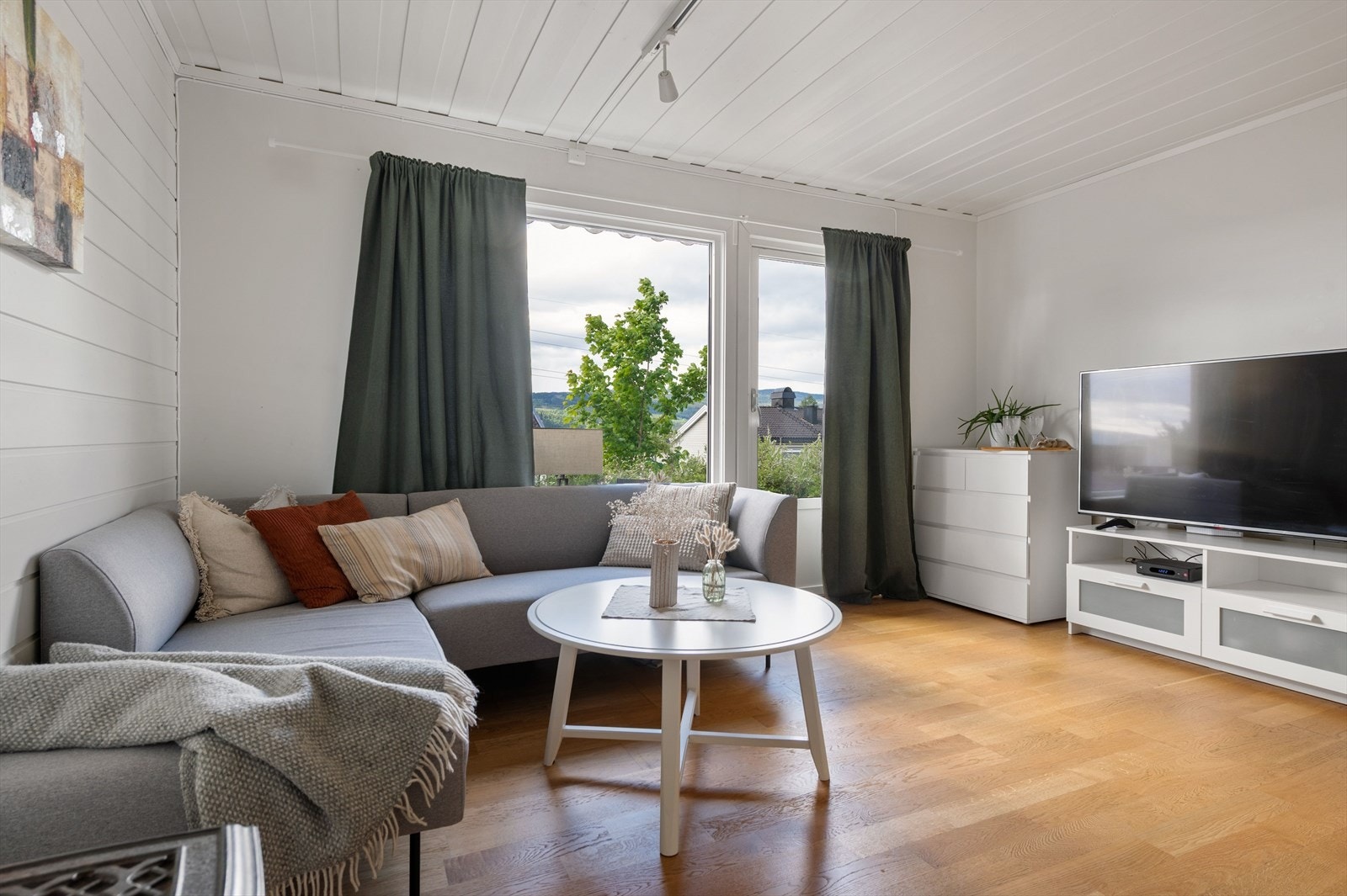 Romslig stue med utgang til en hyggelig terrasse Galleribilde