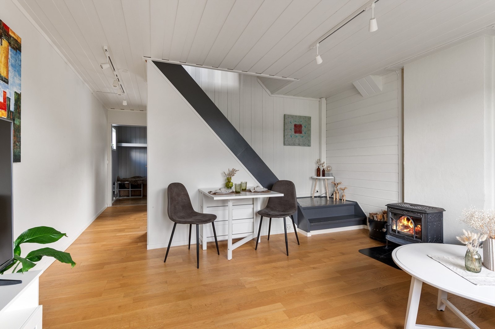 Tilbake i stuen er det god plass til både sofakrok og hyggelige sammenkomster. Galleribilde