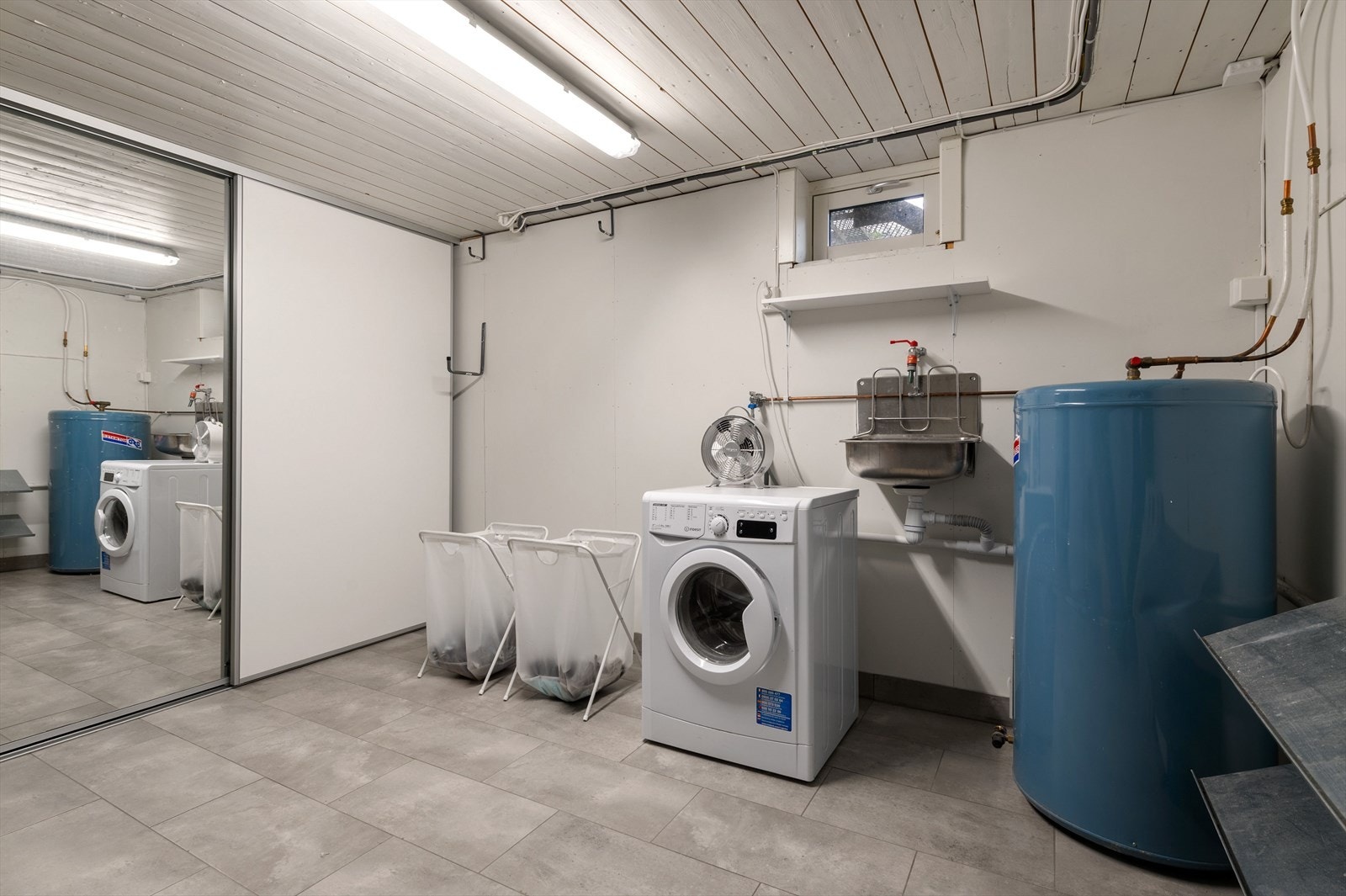Kjeller med vaskerom, bod og egen utvendig adkomst. Gulv med gulvvarme. Galleribilde