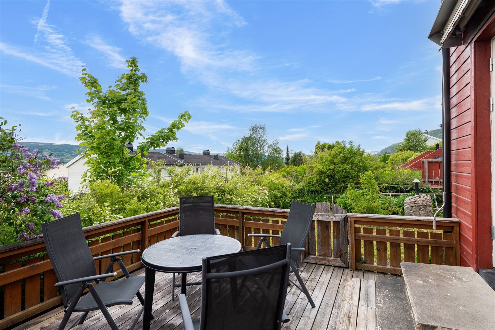 God plass til utemøbler, samt tilgang til hagen. Hagen er fellesområde men disponeres naturligvis av denne andelen Galleribilde