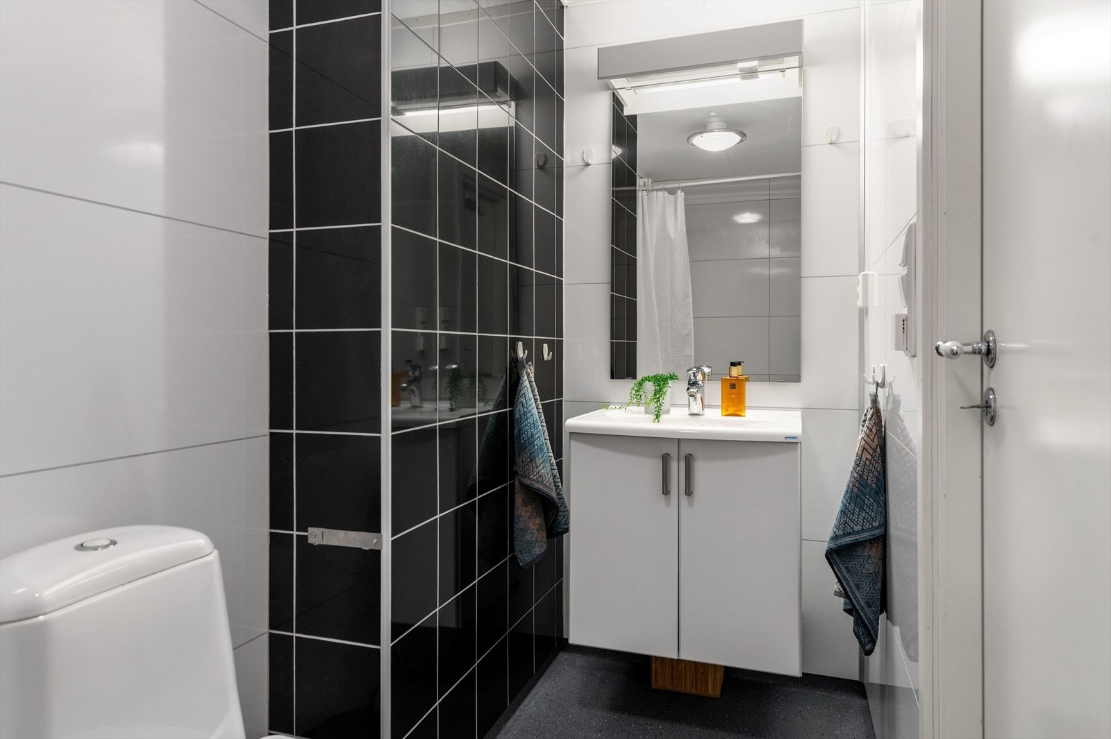 Praktisk bad med gulvvarme. Servantinnredning, toalett og dusjhjørne. Galleribilde