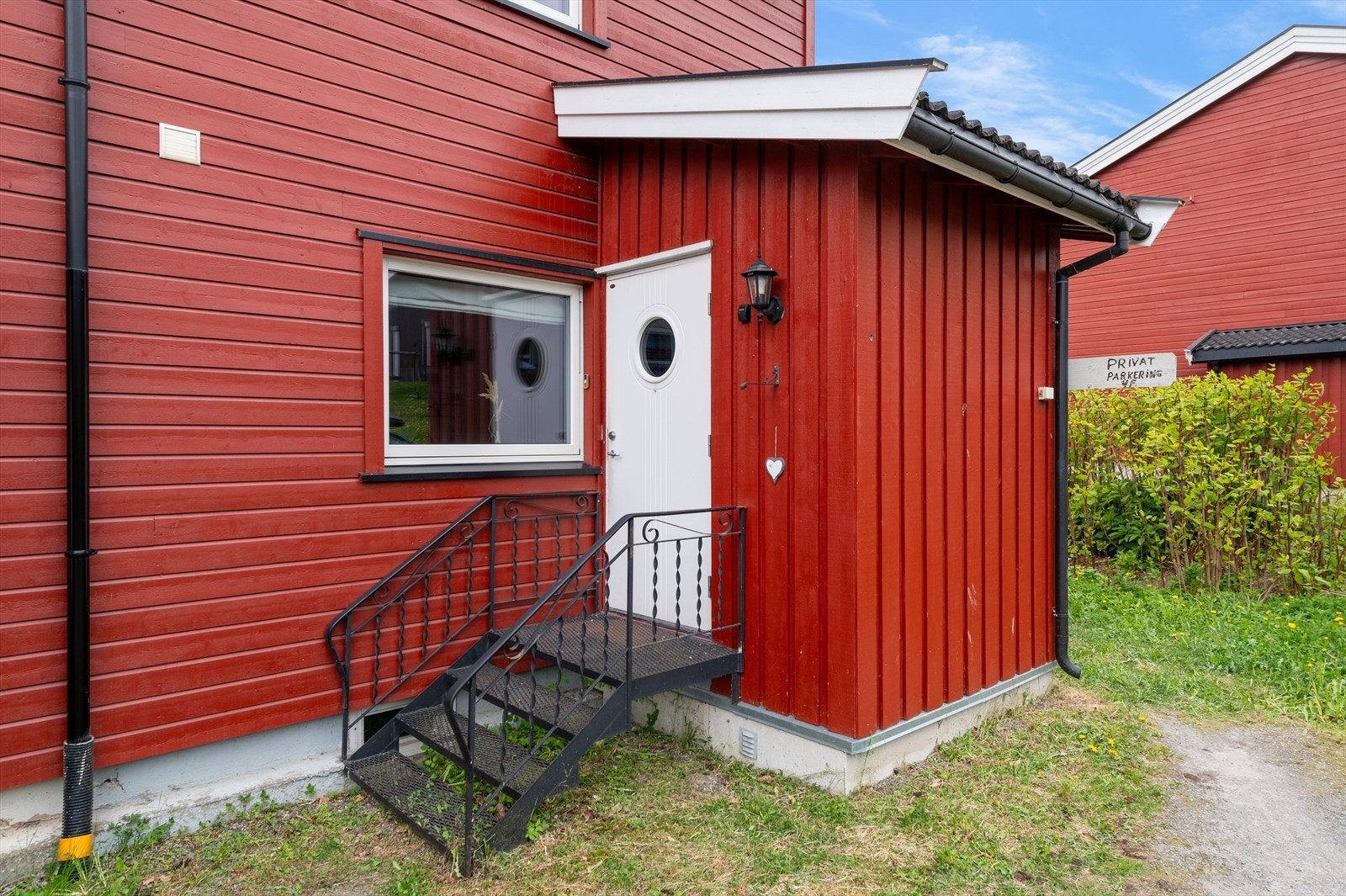 Biloppstillingsplass rett ved boligen, samt gjesteparkeringer og gateparkeringer i området. Galleribilde