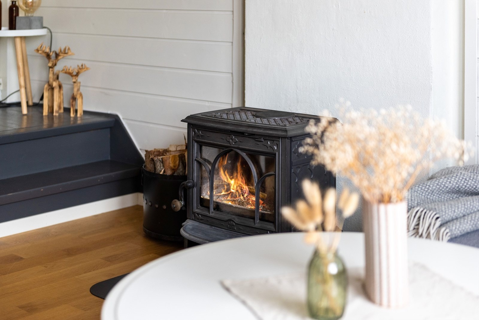 Peisen gir en lun og god atmosfære i rommet. Galleribilde