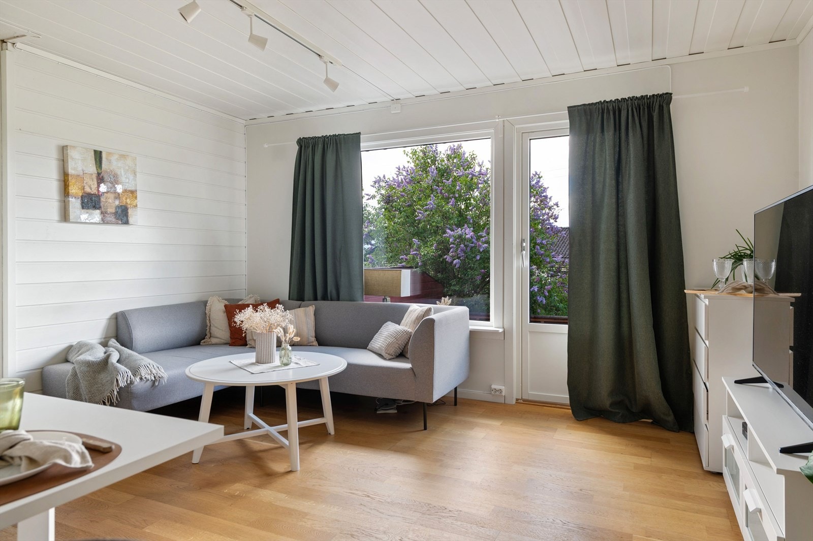 Dette er et pent enderekkehus over tre etasjer - Med fin terrasse og hageflekk. Galleribilde