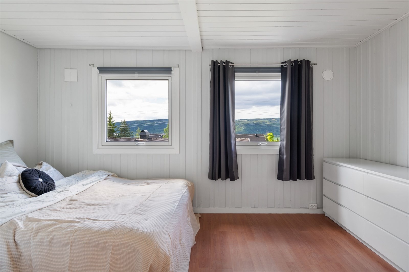 Soverom 2 har to dører og kan enkelt deles tilbake til to rom, slik det opprinnelig var (Se alternativ plantegning) Galleribilde