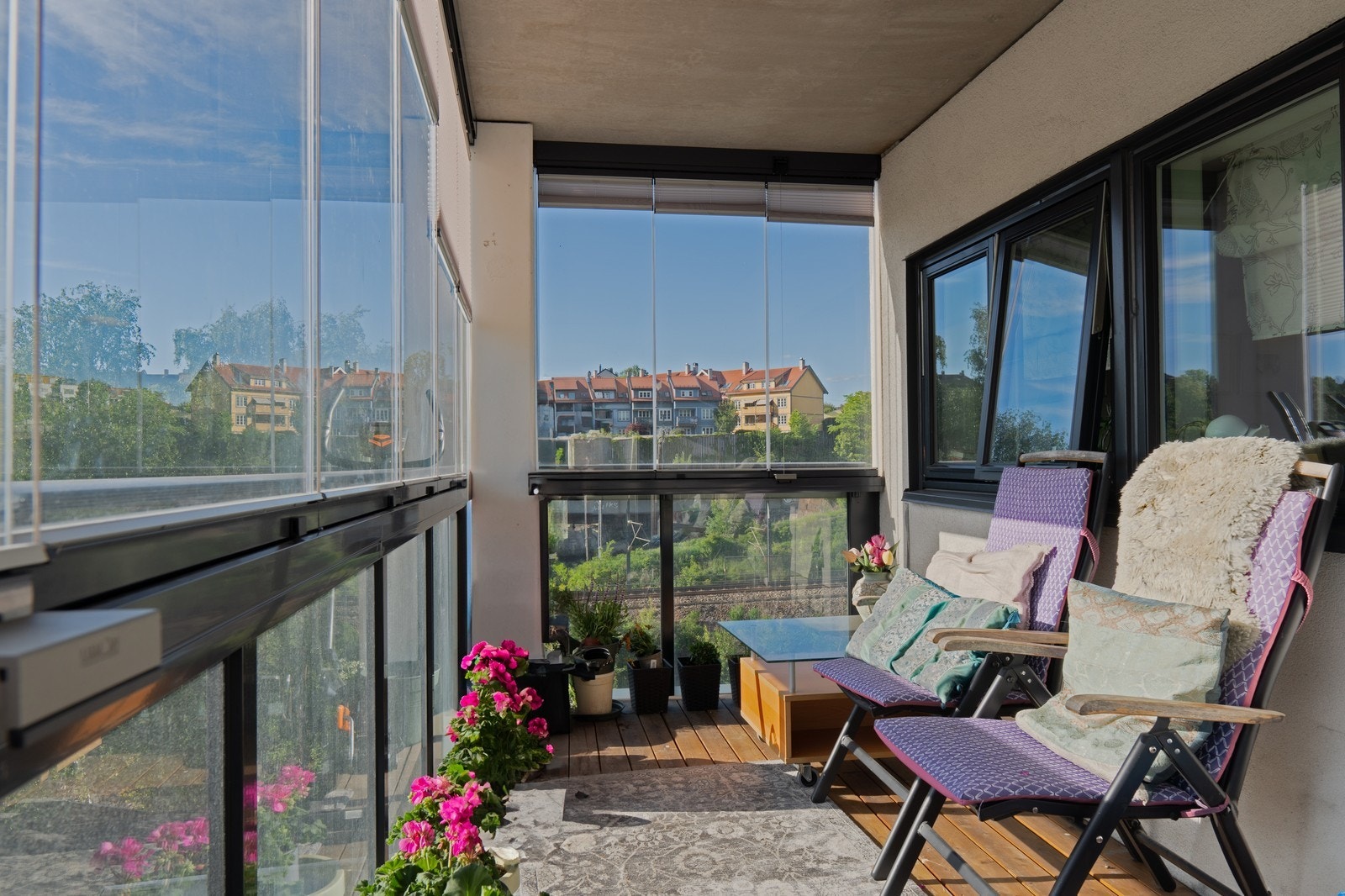 En fult møblert og solrik leilighet med flott balkong. Galleribilde