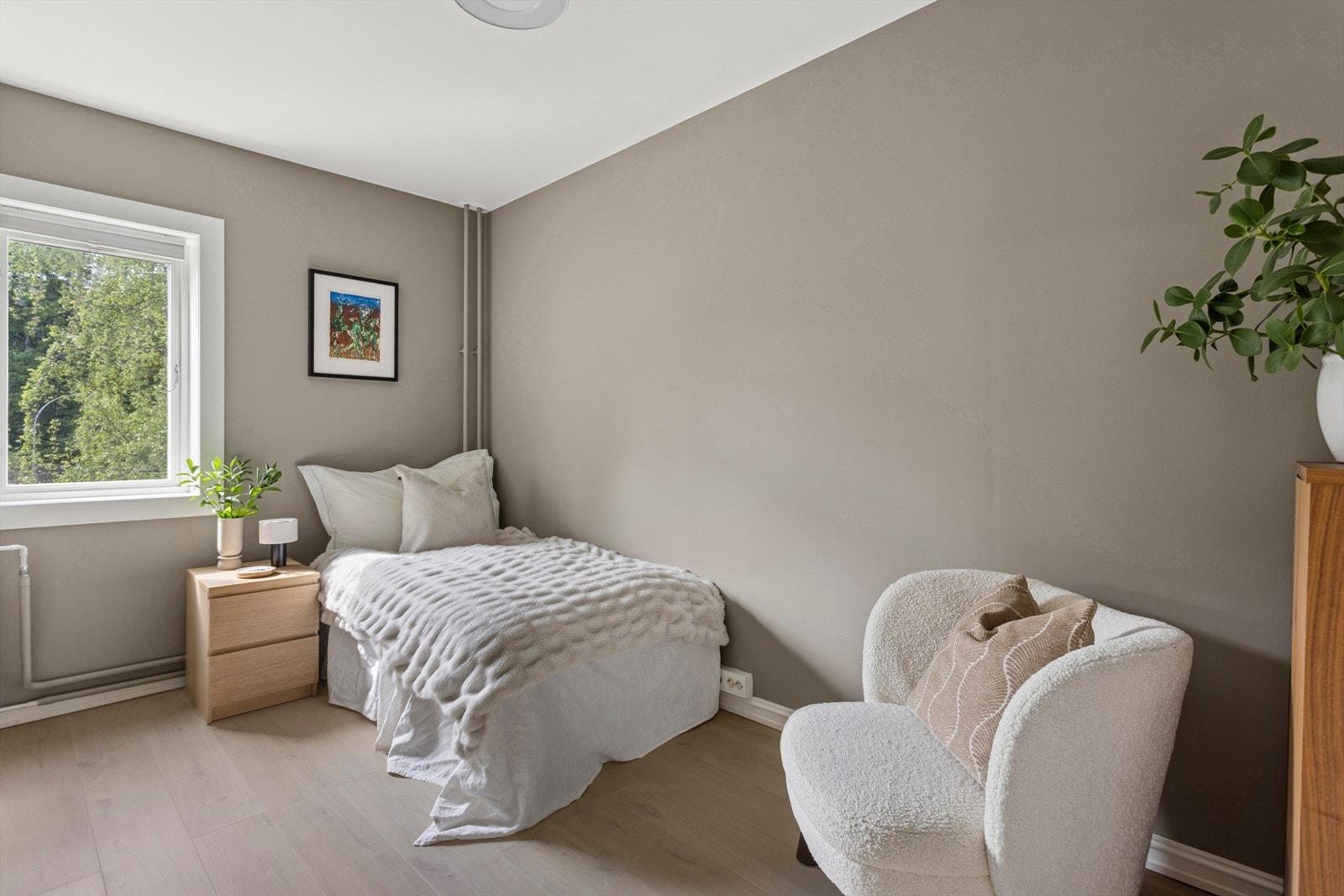 Soverom nummer to kan anvendes til flere ulike formål, alt fra gjesterom, barnerom, hjemmekontor, tv stue m.m. Vinduene er helt nye fra 2024, og isolerer svært godt. Galleribilde