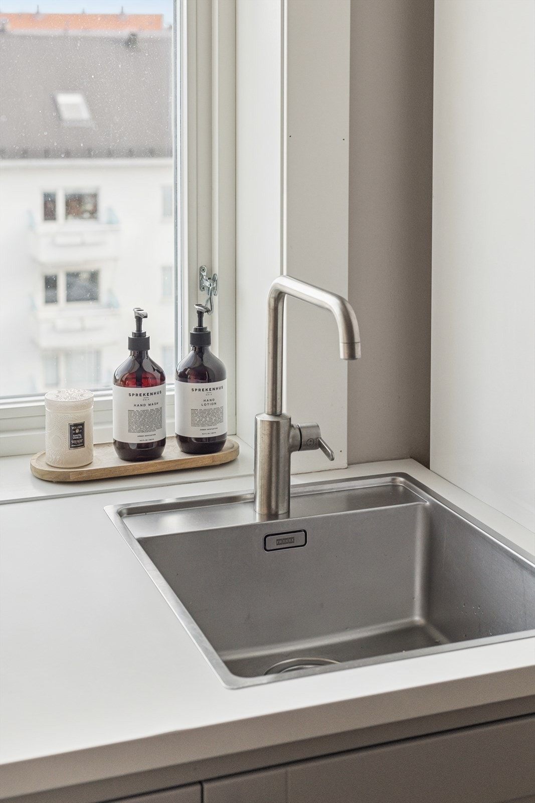 Benkeplaten er av laminat og er utstyrt med vaskekum og kjøkkenkran. Galleribilde