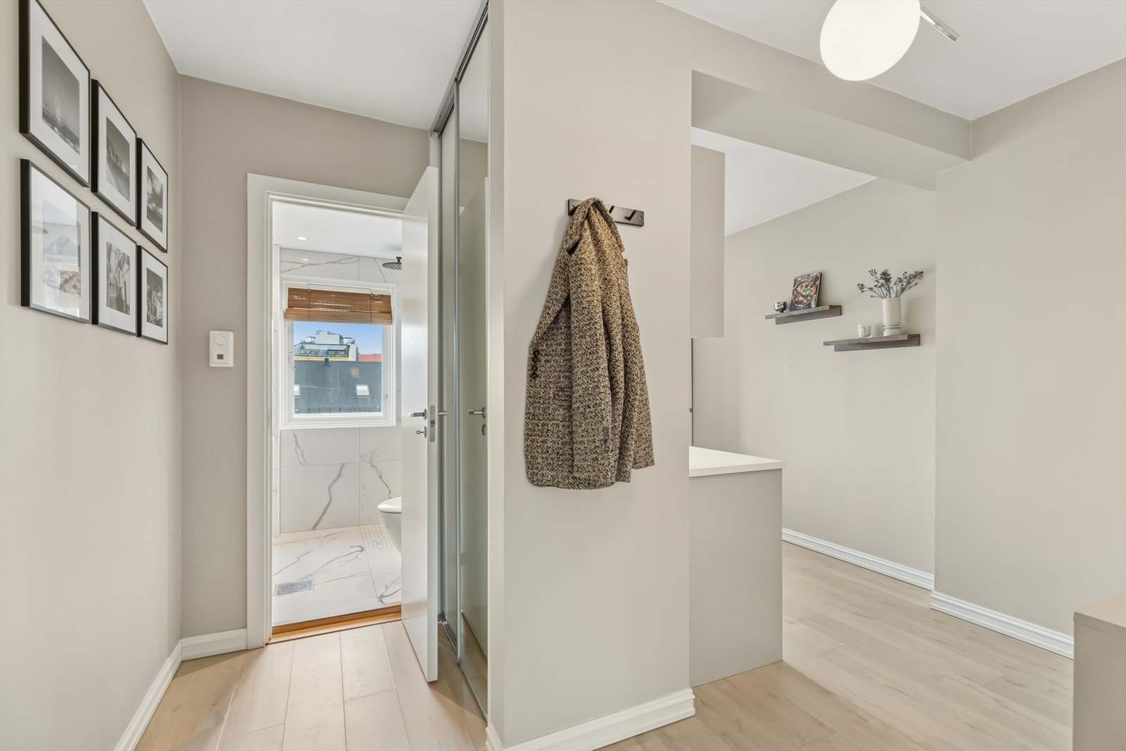 Det er lagringsmuligheter i gangen med en skyvedørsgarderobe med speilfronter. I tillegg disponerer leiligheten én ekstern loftsbod. Galleribilde