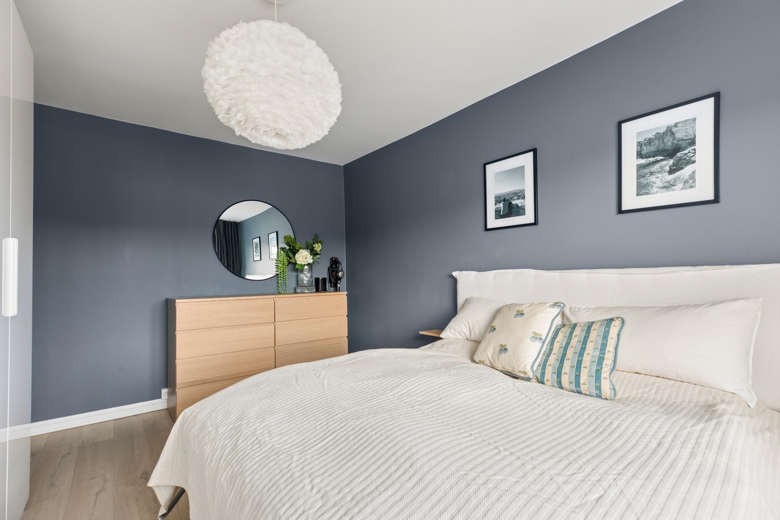 Soverommet har plass til en stor seng, nattbord og annet ønsket møblement. Galleribilde