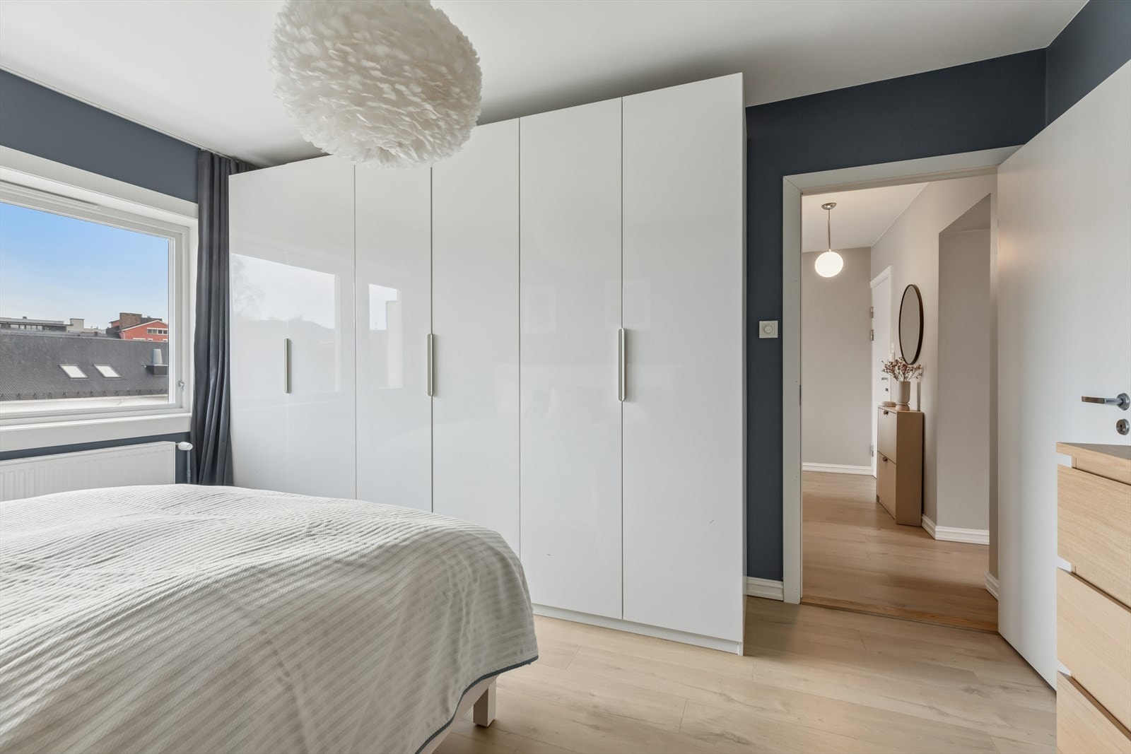 Klær kan ryddes pent vekk i den praktiske garderobeløsningen. Galleribilde