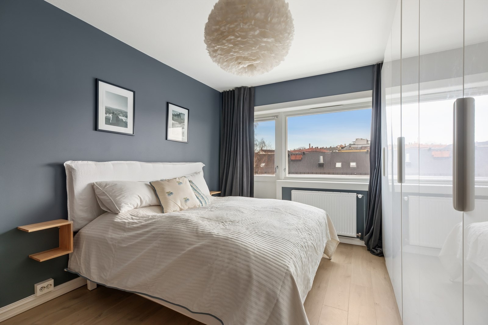 Leiligheten har et romslig hovedsoverom med gode innredningsmuligheter. Galleribilde