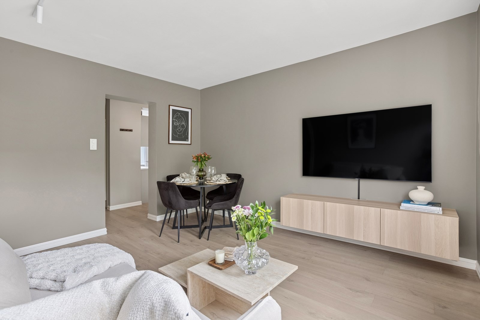 Den gode planløsningen sørger blant annet for en møbleringsvennlig stue med plass til hyggelig spisebord. Galleribilde