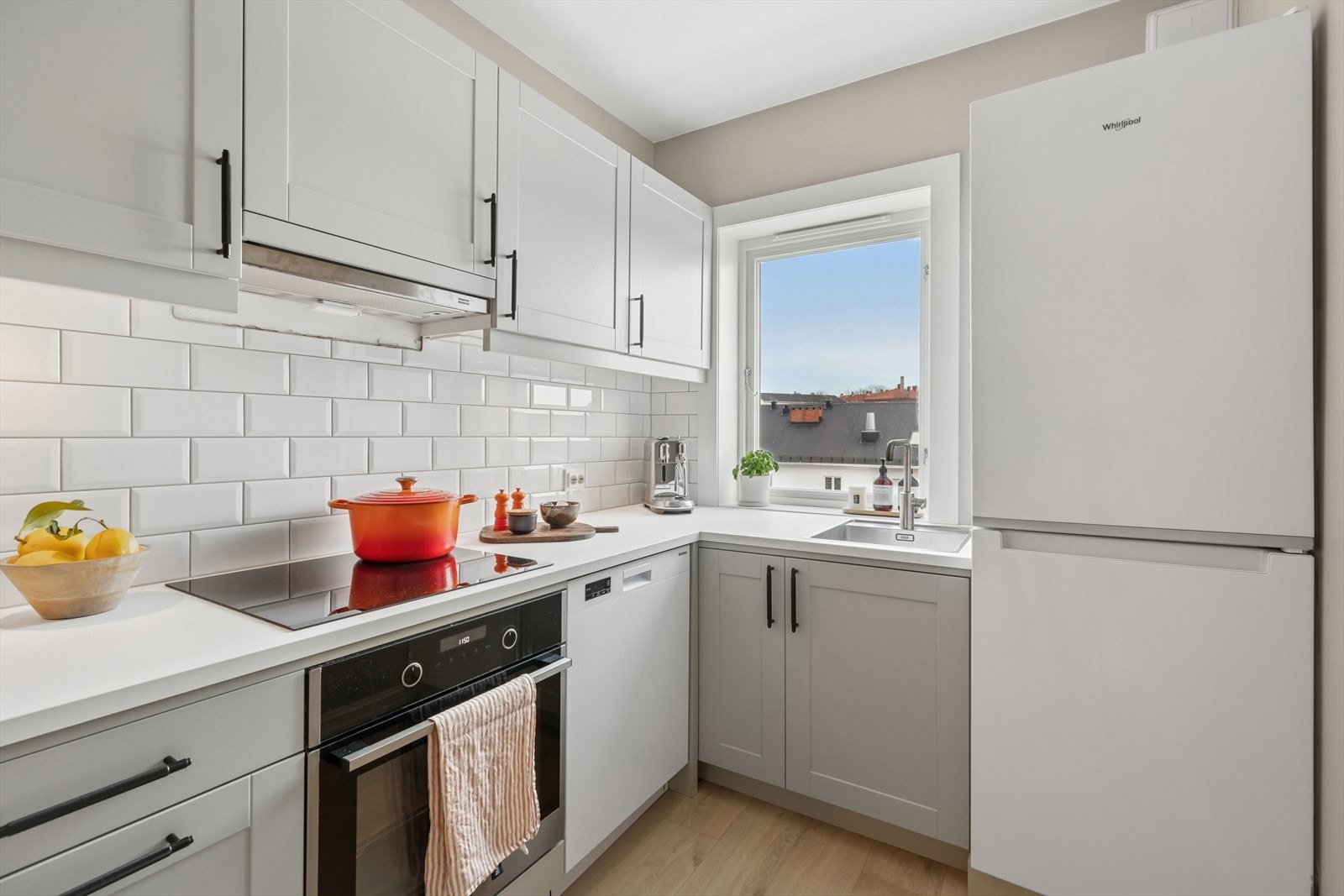 Kjøkkenet har en smakfull innredning fra 2019, med rikelig skap- og benkeplass. Galleribilde