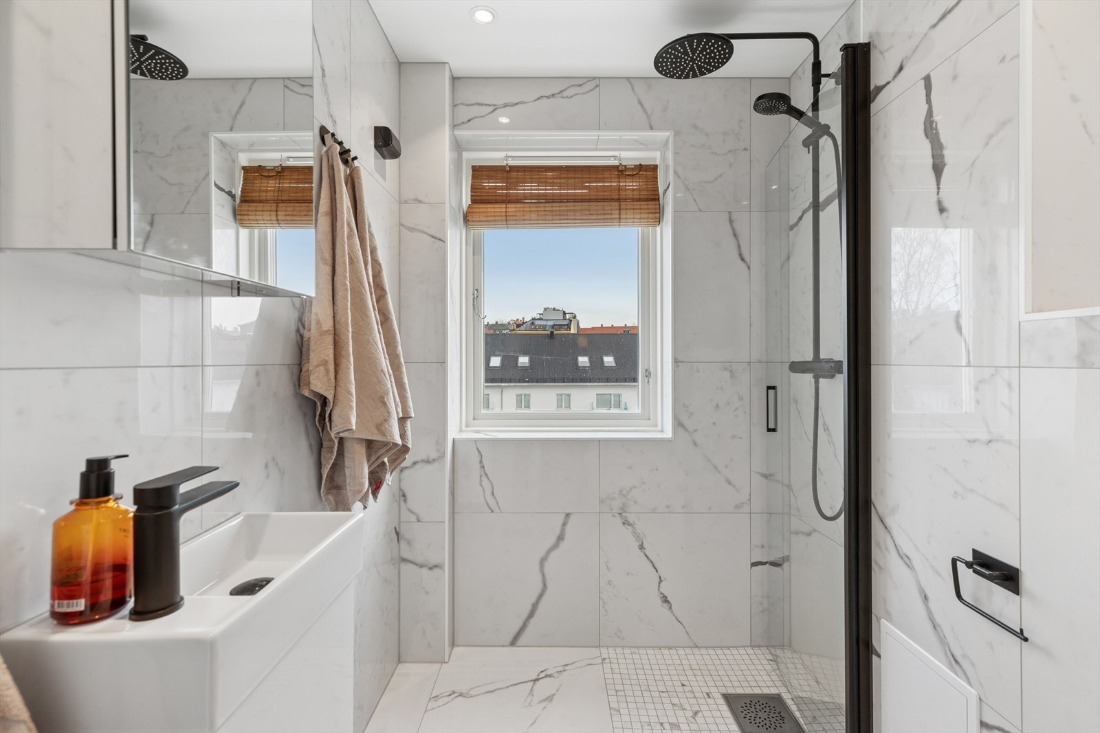 Badet ble rehabilitert i regi av borettslaget i 2005/06, og sist overflateoppusset i 2020 med flis på flis, nytt vegghengt toalett, samt nytt røropplegg til dusj og servant med nytt blandebatteri og dusj. Galleribilde