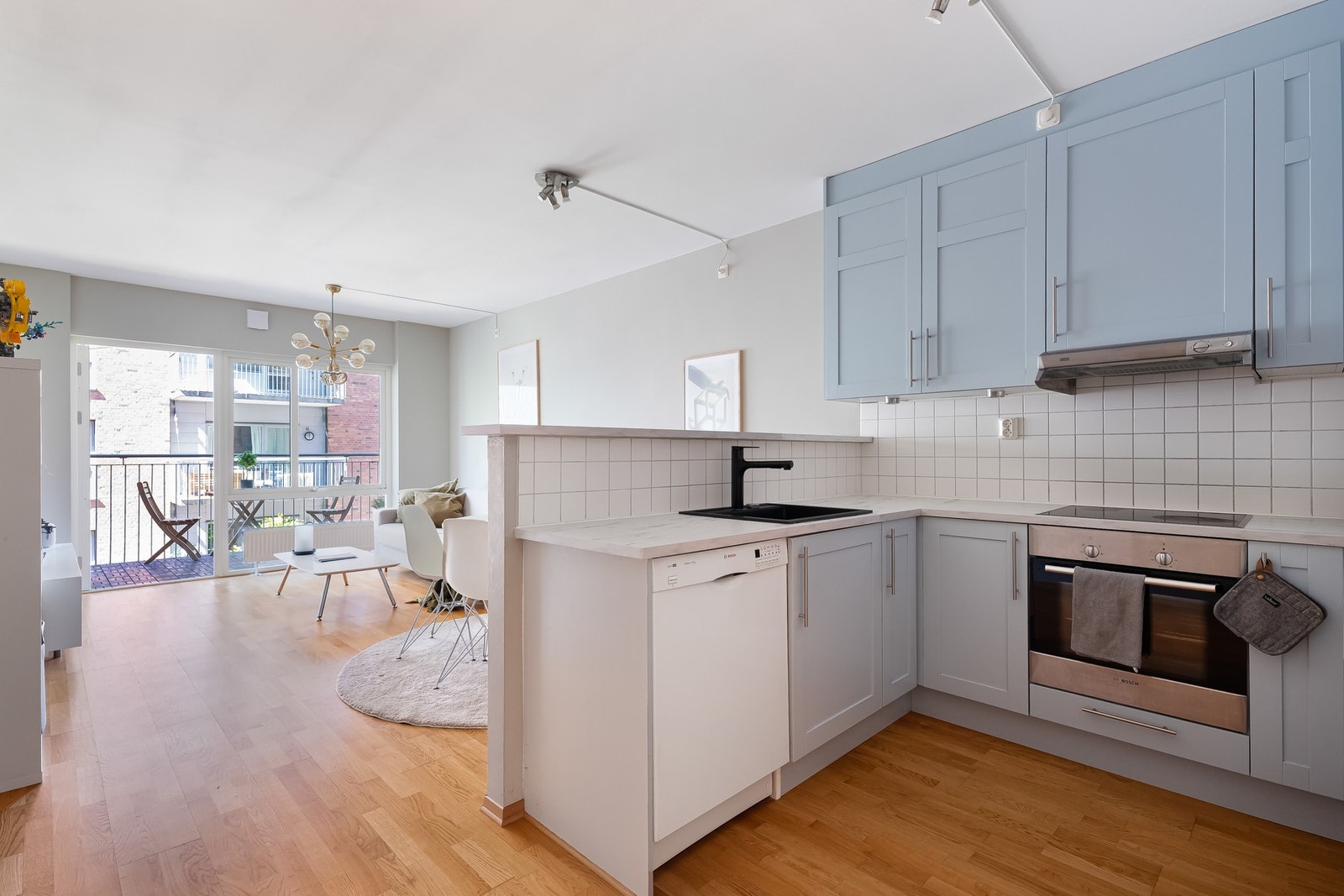 Kjøkkeninnredningen er hovedsakelig fra byggeår, men benkeplater, oppvaskkum og armatur ble byttet ut i 2022, og fronter ble malt i 2022. Galleribilde