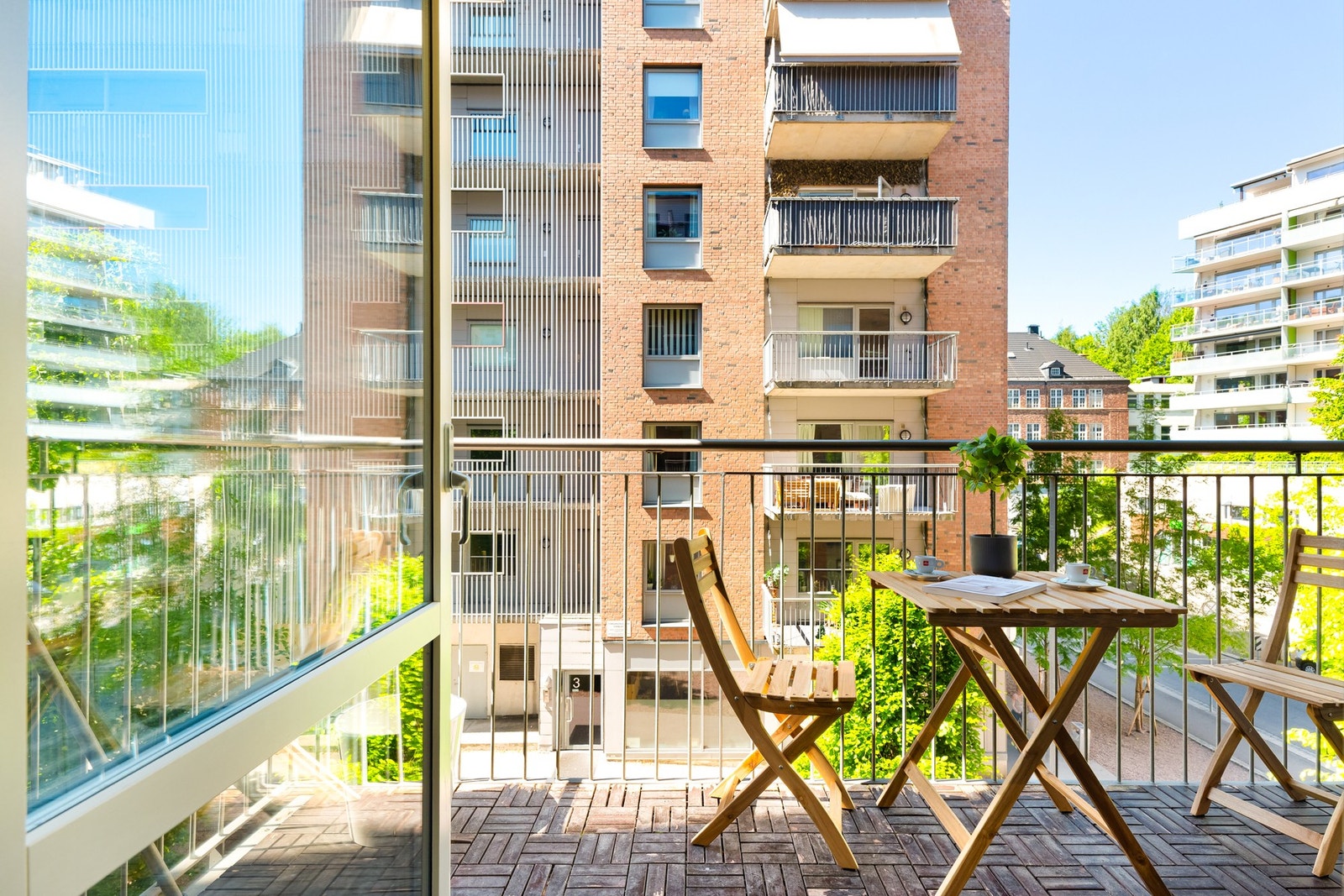 Dette er en lys og tiltalende 2-roms andelsleilighet i 3. etasje med flott beliggenhet i et attraktivt boligområde. Galleribilde