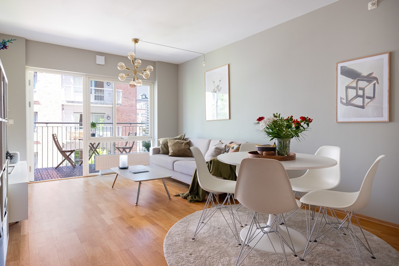 Stuen og kjøkkenet ligger i en åpen løsning og får godt med naturlig lys fra generøse vindusflater, noe som gir en luftig atmosfære. Galleribilde