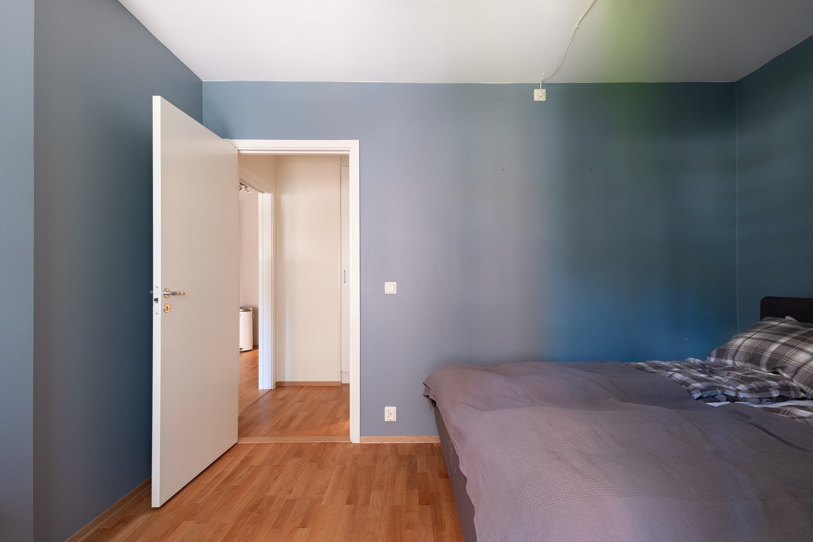 Rommet er malt i behagelige fargevalg. Galleribilde