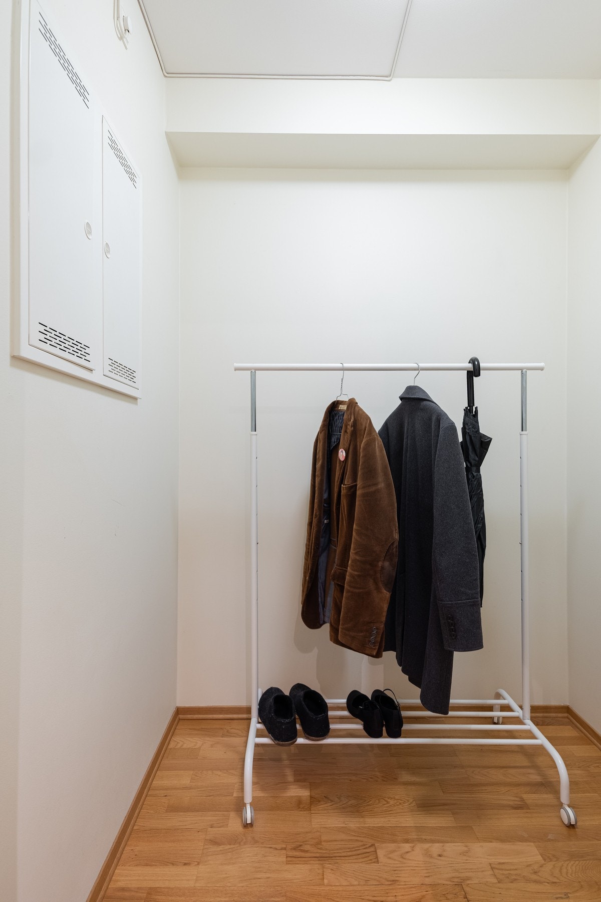 Denne er på 3 kvm og byr på fint med plass for yttertøy og annet. Av ekstern lagring følger det en bod på 5 kvm i kjeller. Galleribilde