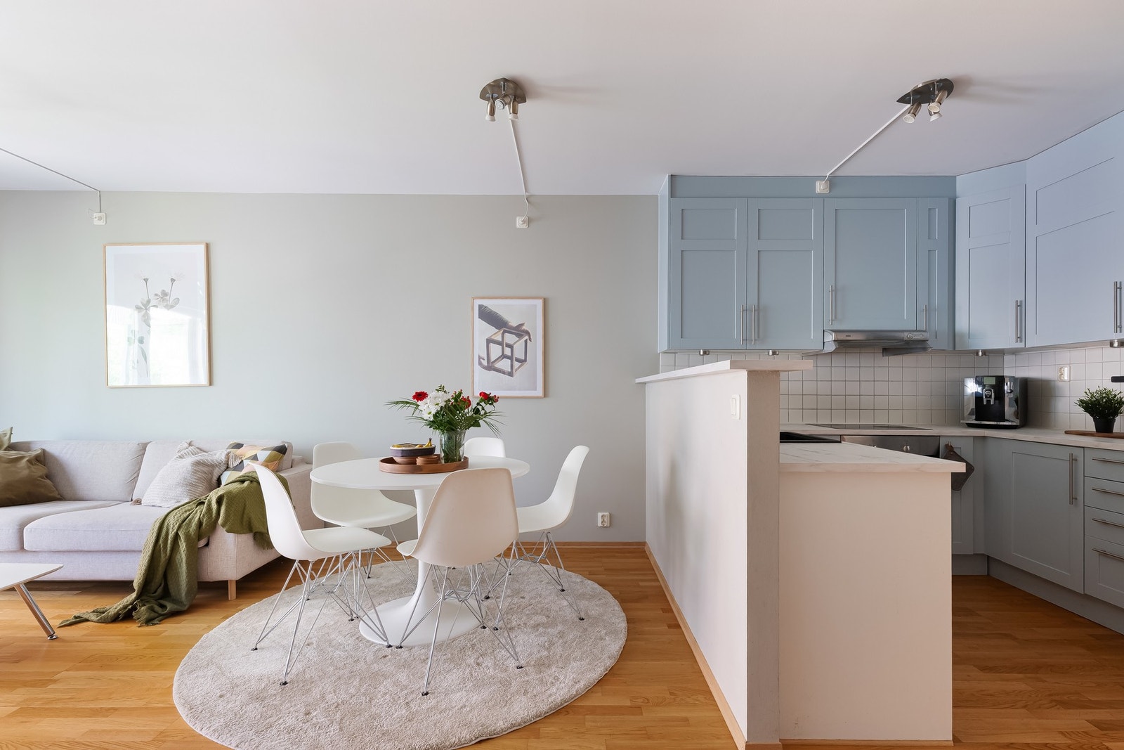 Kjøkkenets utforming gir en naturlig soneinndeling fra stuen. Galleribilde