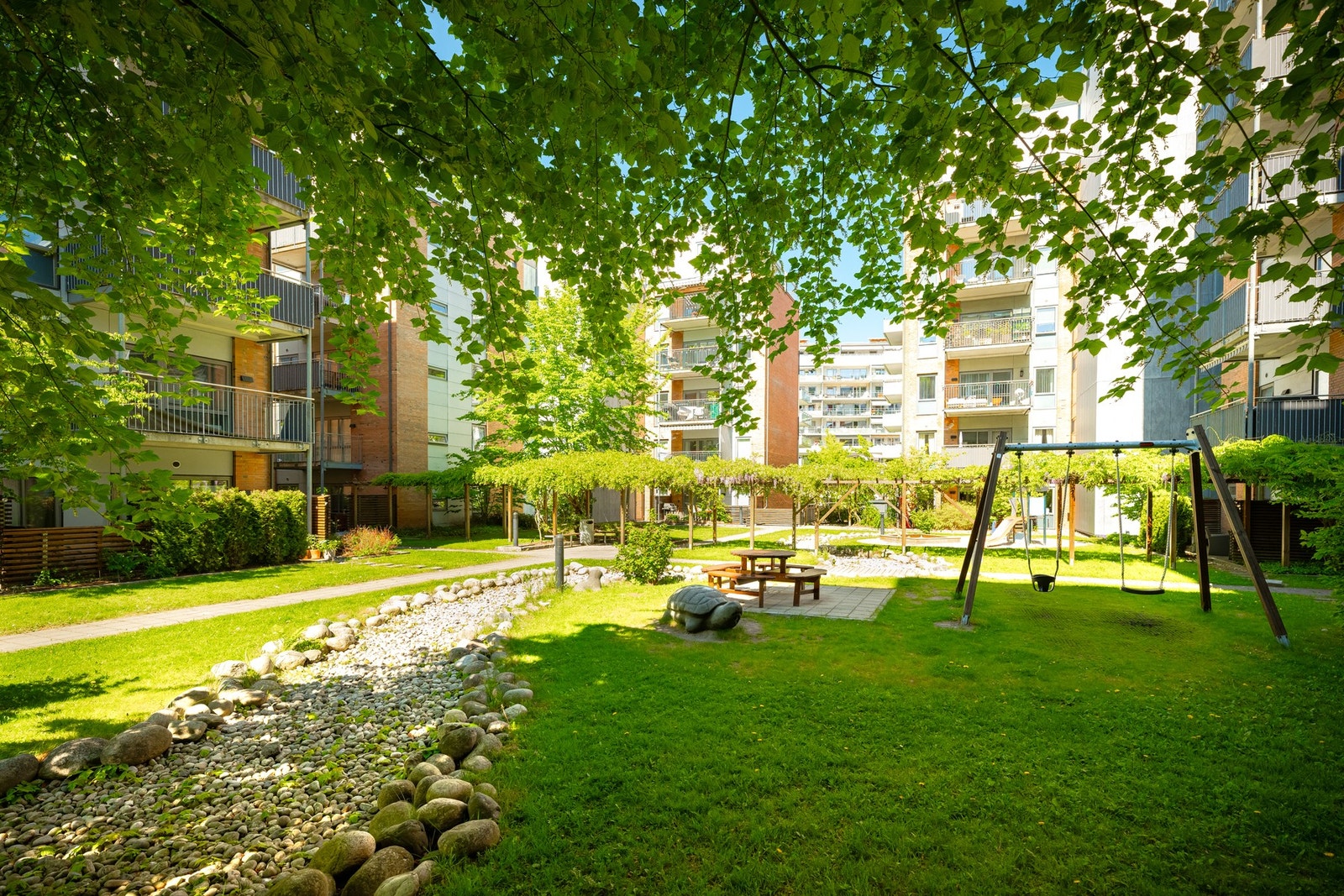 Borettslaget har fine og frodige fellesområder i gårdsrommet. Galleribilde