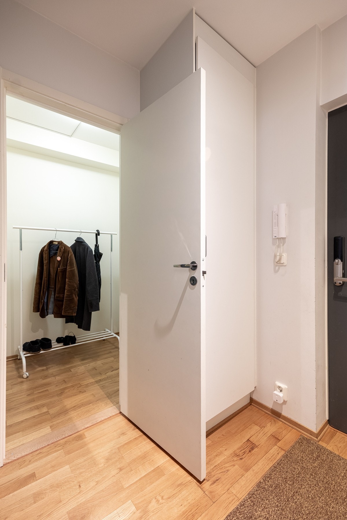 Entréen er tilknyttet en praktisk innvendig bod. Galleribilde