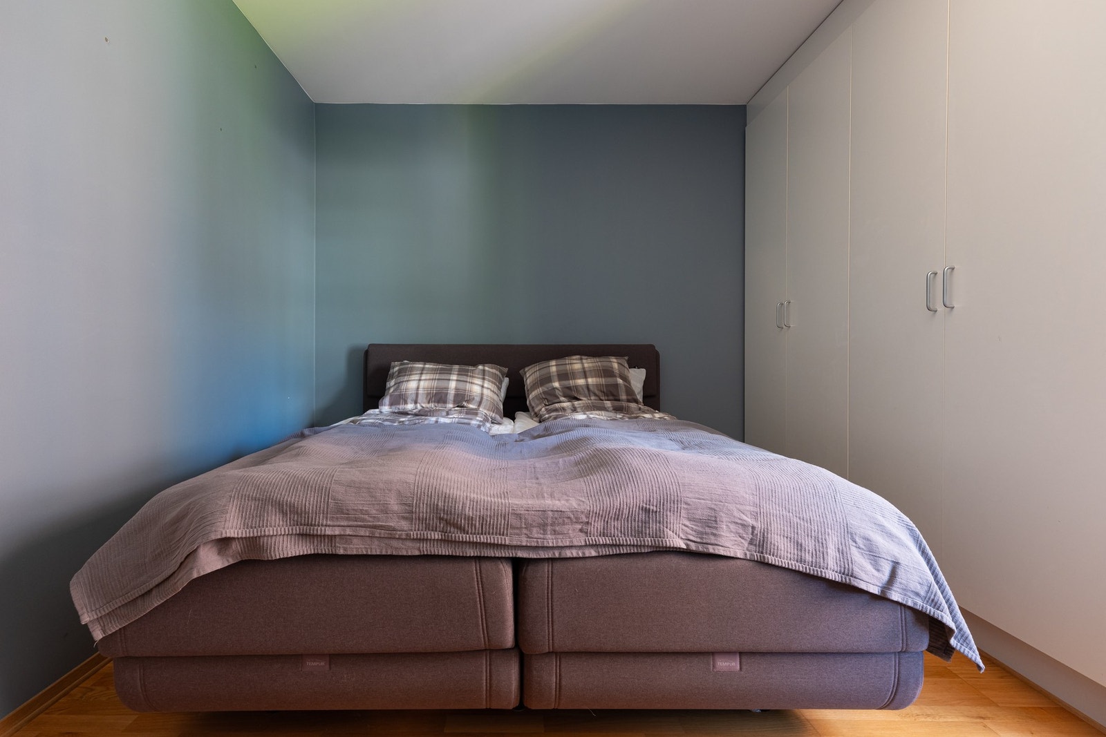 Rommet har god plass til dobbeltseng og nattbord. Skapet blir stående. Galleribilde