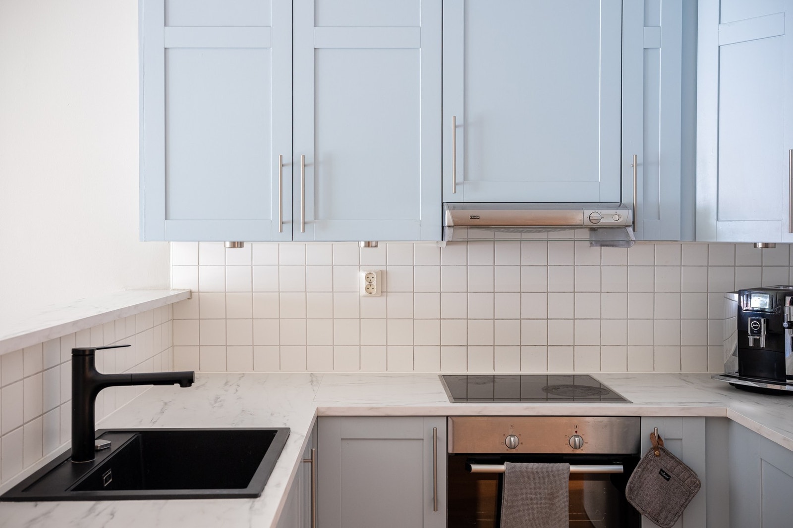 Det er benkeskapsbelysning og stikkontakter på vegg under overskap. Galleribilde