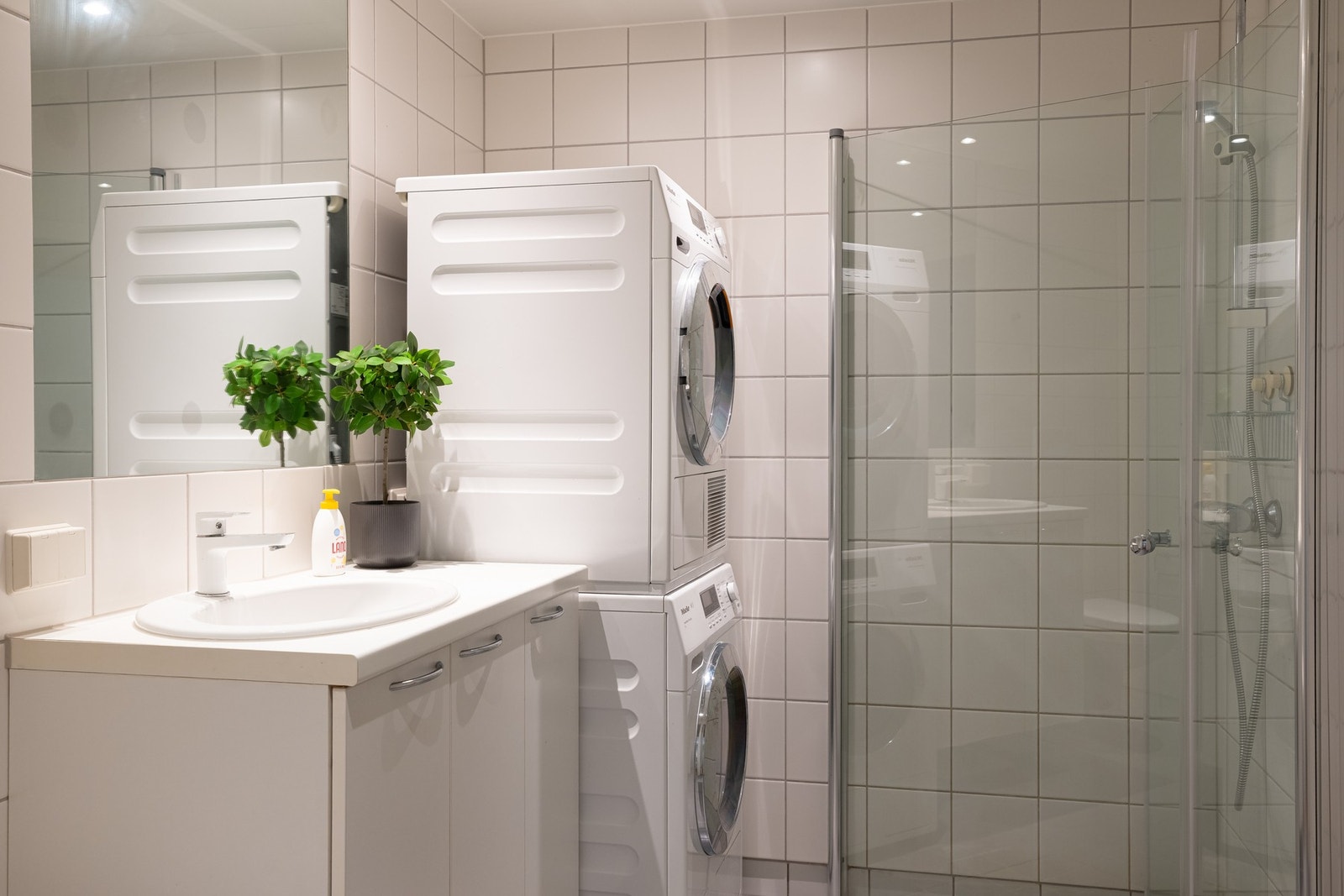 Innredningen består av vegghengt servantinnredning med skapdører på undersiden, speil og stikkontakt over servant samt ett-greps armatur. Galleribilde