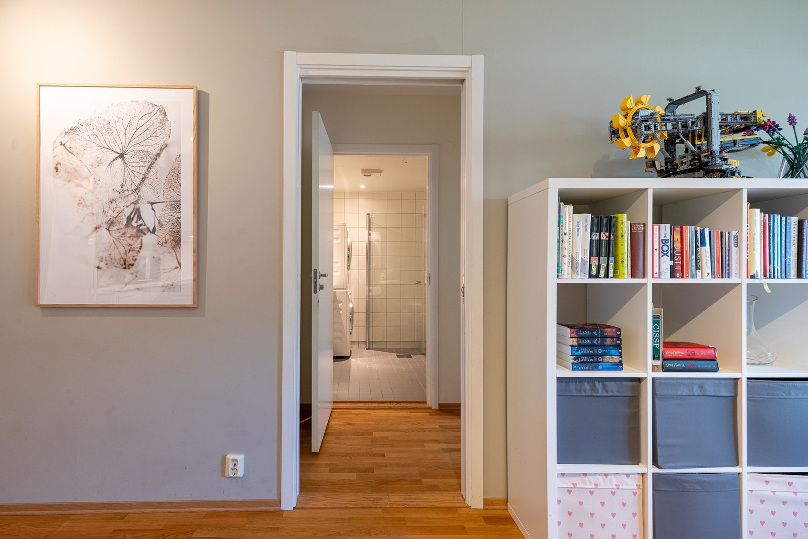 Innenfor stuen finner vi bad og soverom. Galleribilde