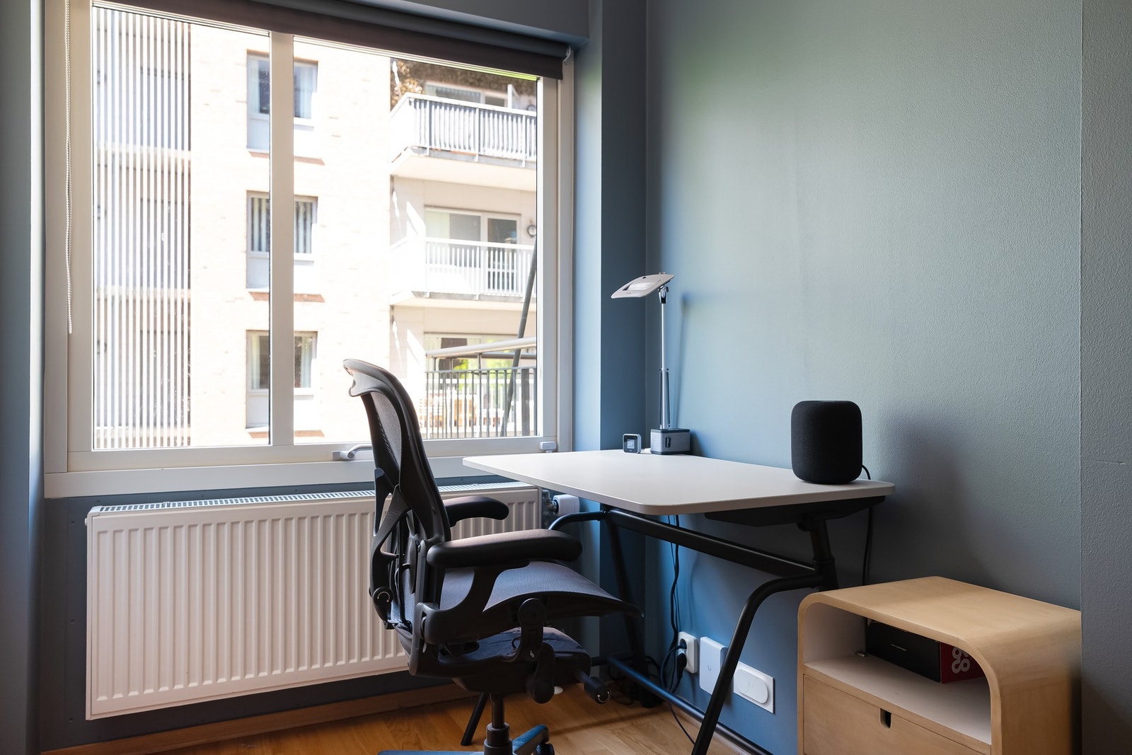 Har du hjemmekontor eller er student? Her er det plass til skrivepult. Galleribilde