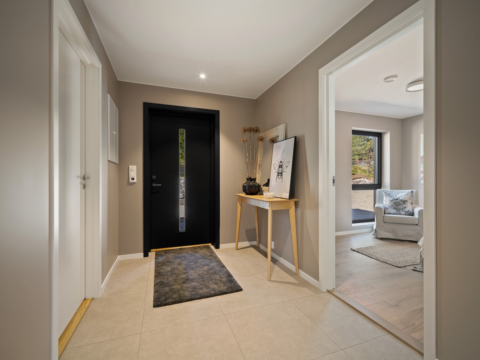 Innvendig i boligen er det eksklusive og meget moderne materialvalg og interiør. Galleribilde