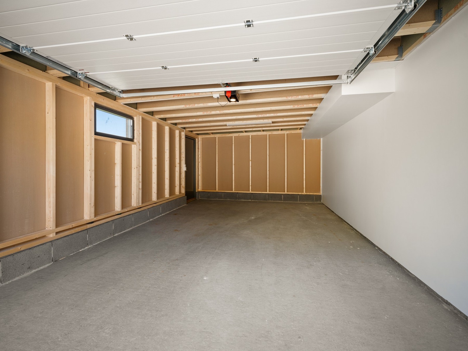 Garasje med god plass til biloppstilling og lagring. Galleribilde